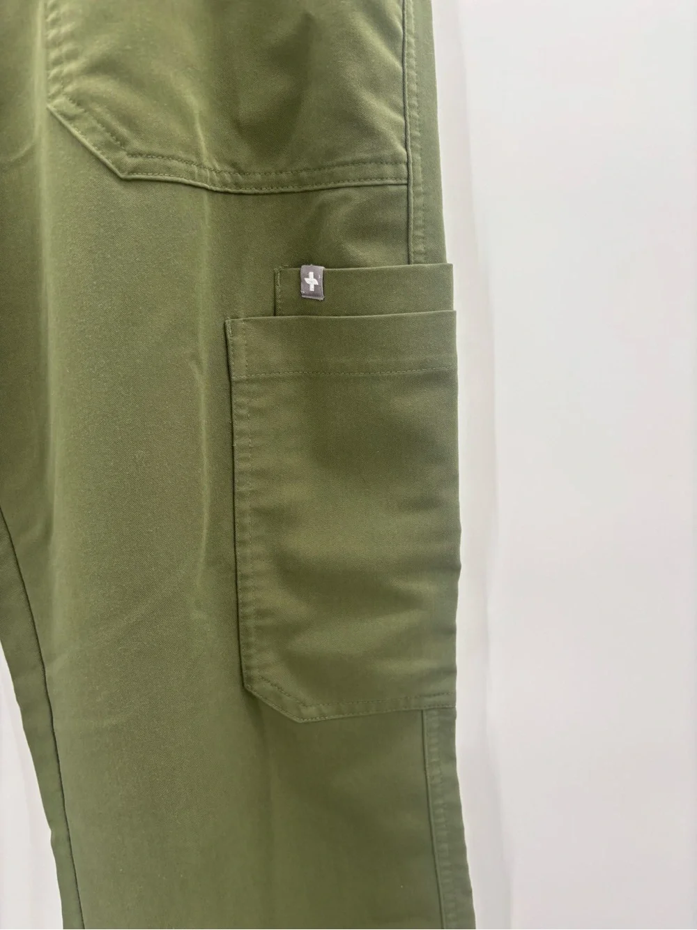 FIGS Technical Collection Cairo Cargo Scrub Pants in Martini Olive Size Large